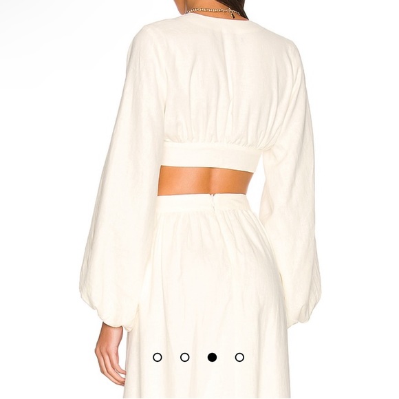 Beautiful revolve top - Picture 3 of 6